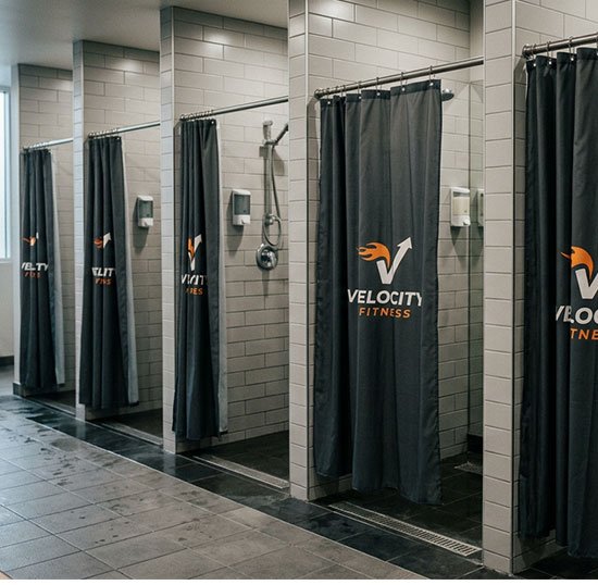 logo baskılı banyo perdesi üretimi yapan Mouds marka özel ölçü duş perdesi modeli